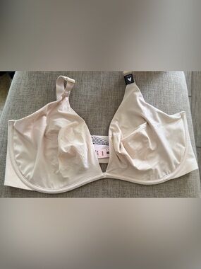Victoria's Secret Incredible
Smooth Unlined Plunge Bra ~ Size 38DDD ~ NWT!